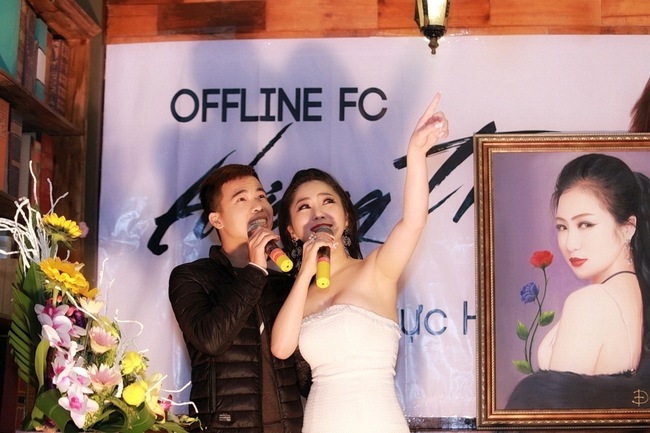 Hương Tràm liên tục được fan Hà Nội ôm hôn trong buổi offline - Ảnh 9.