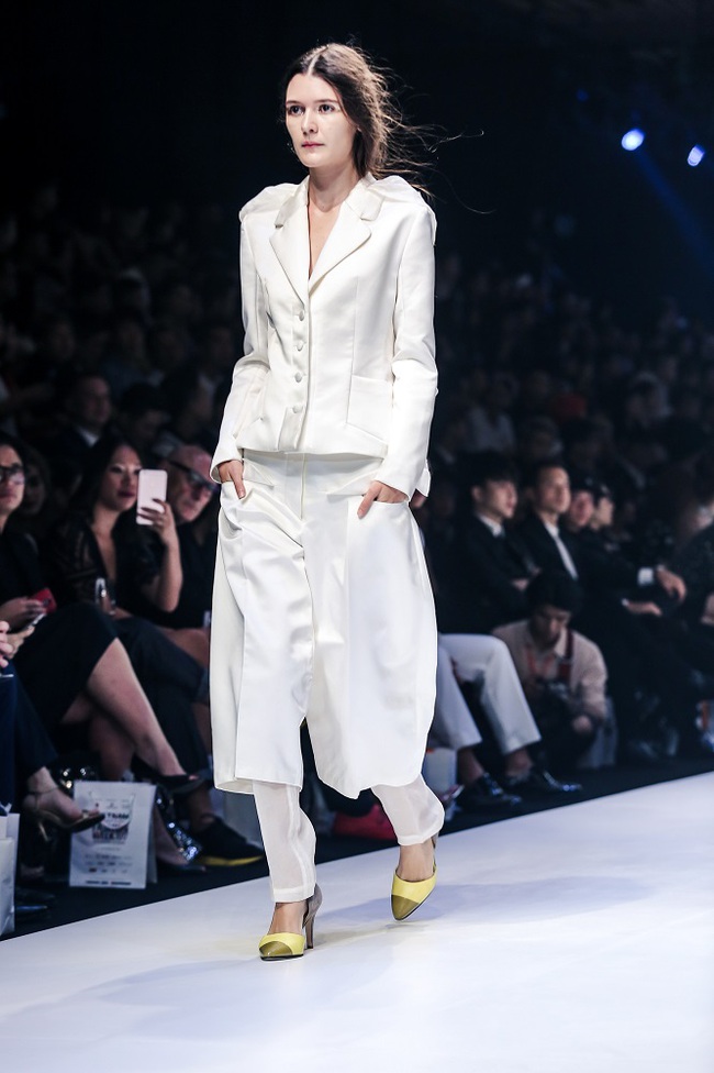 Bộ đôi quán quân VNTM cùng tỏa sáng ở vị trí vedette trong show diễn mở màn VIFW Xuân Hè 2017 - Ảnh 8. Bộ đôi quán quân VNTM cùng tỏa sáng ở vị trí vedette trong show diễn mở màn VIFW Xuân Hè 2017 - Ảnh 8.