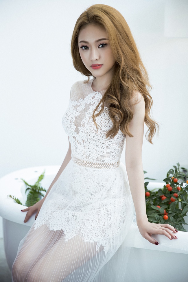 Thay vì lòe loẹt như mọi khi, Thúy Vi bất ngờ trở lại với hình ảnh nhẹ nhàng, nữ tính - Ảnh 7. Thay vì lòe loẹt như mọi khi, Thúy Vi bất ngờ trở lại với hình ảnh nhẹ nhàng, nữ tính - Ảnh 7.