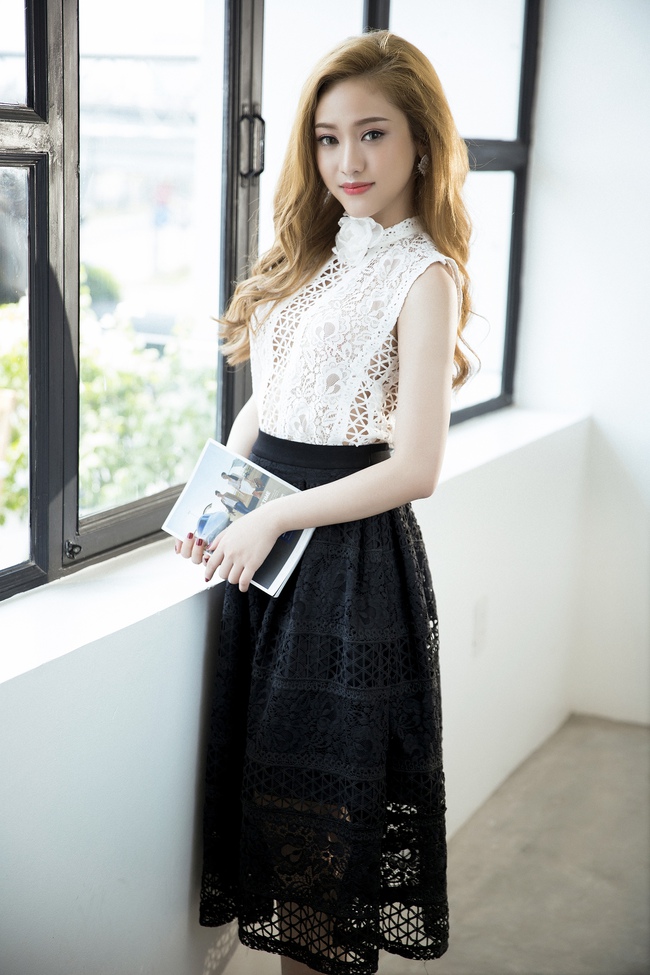 Thay vì lòe loẹt như mọi khi, Thúy Vi bất ngờ trở lại với hình ảnh nhẹ nhàng, nữ tính - Ảnh 2. Thay vì lòe loẹt như mọi khi, Thúy Vi bất ngờ trở lại với hình ảnh nhẹ nhàng, nữ tính - Ảnh 2.