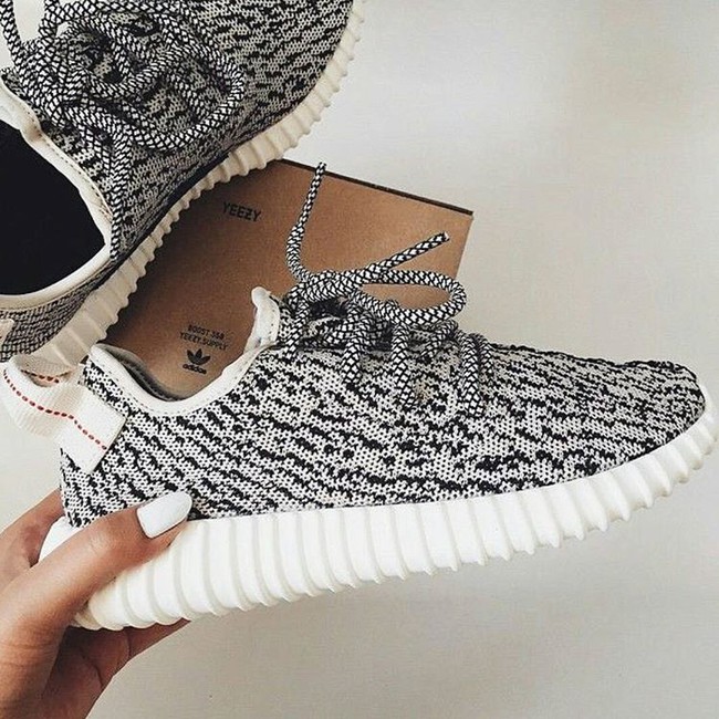 Giày Yeezy 350 có rất nhiều hàng fake, bạn đã biết cách phân biệt chưa? - Ảnh 1.