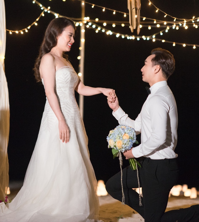 MC Thành Trung quỳ gối cầu hôn bạn gái bên bờ biển lãng mạn - Ảnh 3.