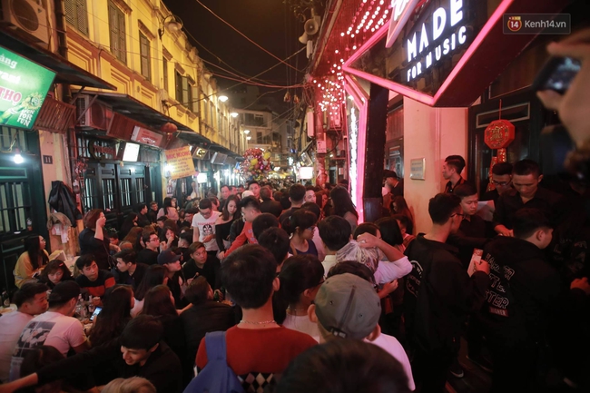 Fan xếp hàng đông nghẹt chờ xem Sơn Tùng biểu diễn - Ảnh 1.