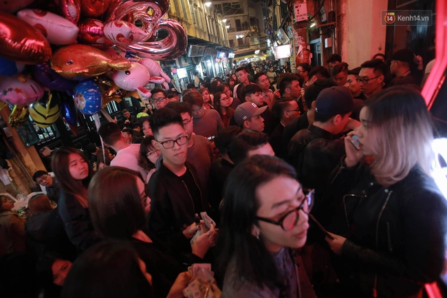 Fan xếp hàng đông nghẹt chờ xem Sơn Tùng biểu diễn - Ảnh 3.