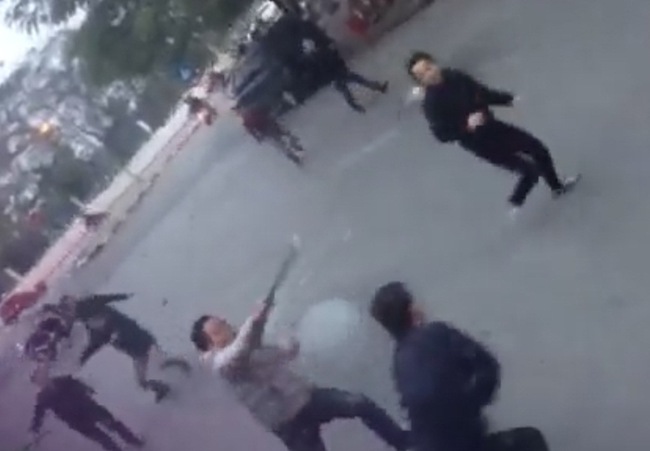 Hà Nội: Hai nhóm thanh niên cầm dao kiếm rượt đuổi nhau trên phố Trần Đại Nghĩa - Ảnh 2.