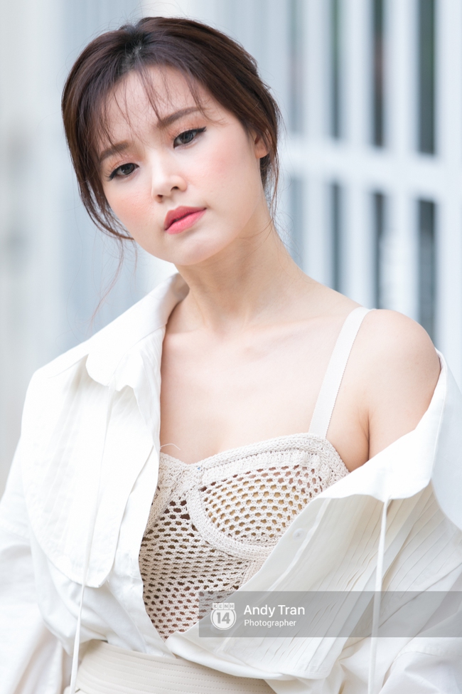 Angela Phương Trinh mỏng mảnh lộng lẫy như công chúa, Midu lại sexy xuất thần - Ảnh 4.