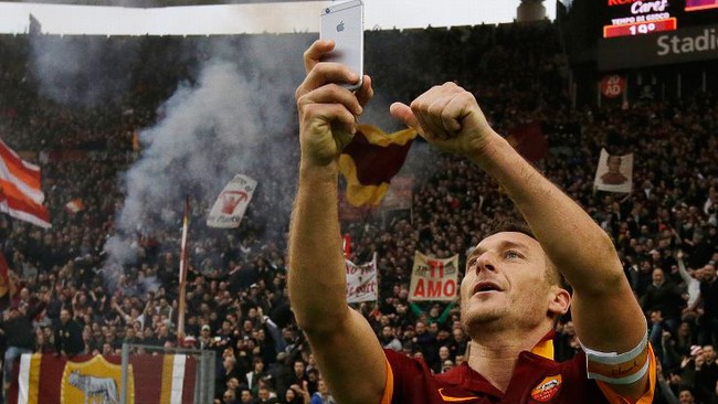 Tạm biệt Francesco Totti, Hoàng tử trung kiên của thành Rome - Ảnh 1. Tạm biệt Francesco Totti, Hoàng tử trung kiên của thành Rome - Ảnh 1.