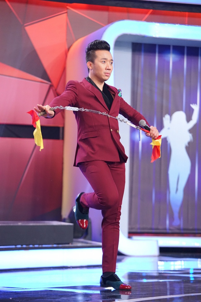 Trấn Thành múa võ như... nhảy dây bên võ sĩ 21 tuổi - Ảnh 5. Trấn Thành múa võ như... nhảy dây bên võ sĩ 21 tuổi - Ảnh 5.