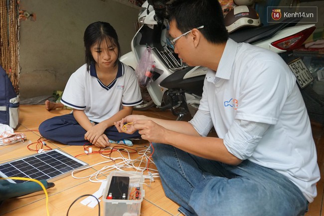 Thầy giáo ở Sài Gòn cùng học sinh biến chai nhựa thành đèn chiếu sáng cho những con hẻm nghèo - Ảnh 3.