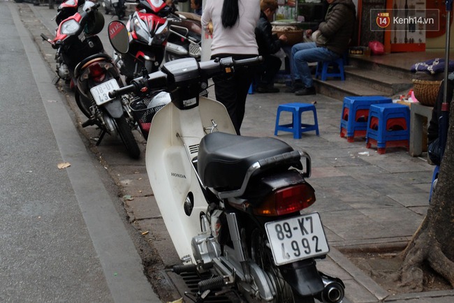 Vắng bóng công an, hàng quán, xe máy lại bủa vây vỉa hè Hà Nội - Ảnh 8.