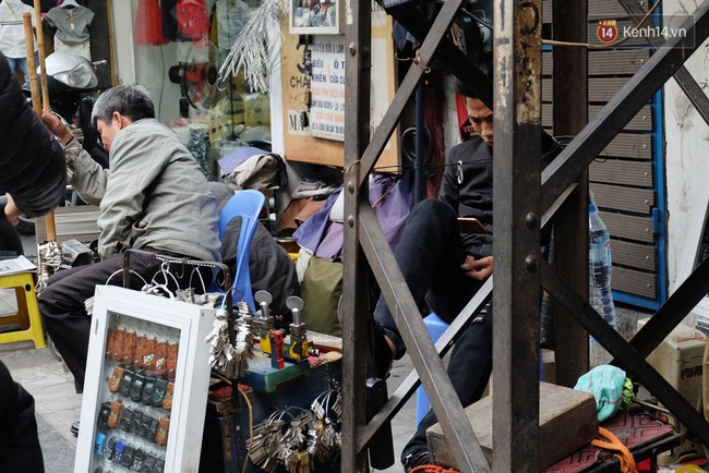 Vắng bóng công an, hàng quán, xe máy lại bủa vây vỉa hè Hà Nội - Ảnh 13.