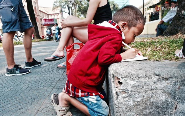 Gặp mẹ con cậu bé lượm ve chai trong bức ảnh xếp dép: Tôi không có tiền cho thằng bé đi học, nó cứ khóc - Ảnh 5.