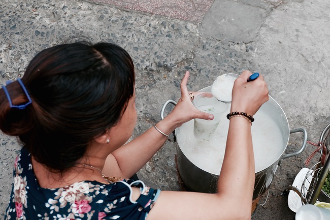 Nồi cháo thịt bằm miễn phí của chị bán cà phê vui tính ở Sài Gòn - Ảnh 3.