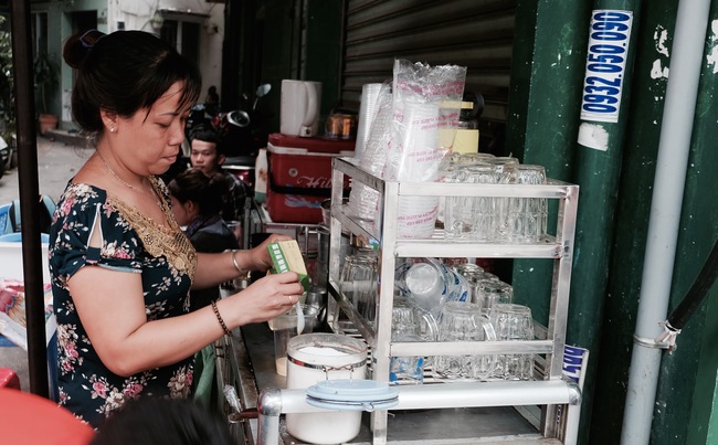 Nồi cháo thịt bằm miễn phí của chị bán cà phê vui tính ở Sài Gòn - Ảnh 2.