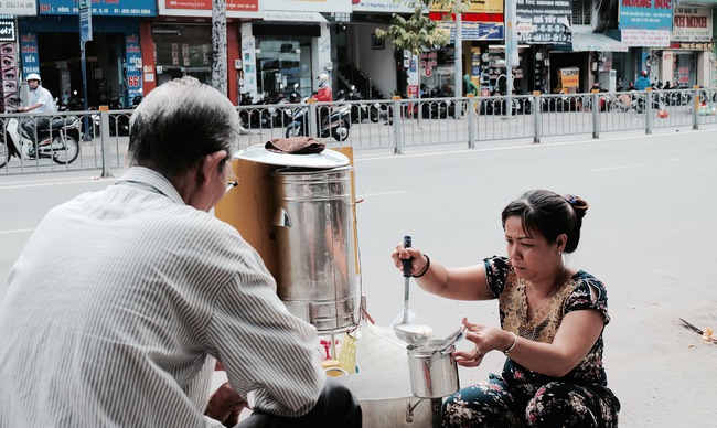 Nồi cháo thịt bằm miễn phí của chị bán cà phê vui tính ở Sài Gòn - Ảnh 8.