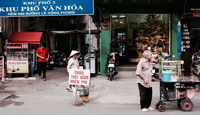 Nồi cháo thịt bằm miễn phí của chị bán cà phê vui tính ở Sài Gòn - Ảnh 1.