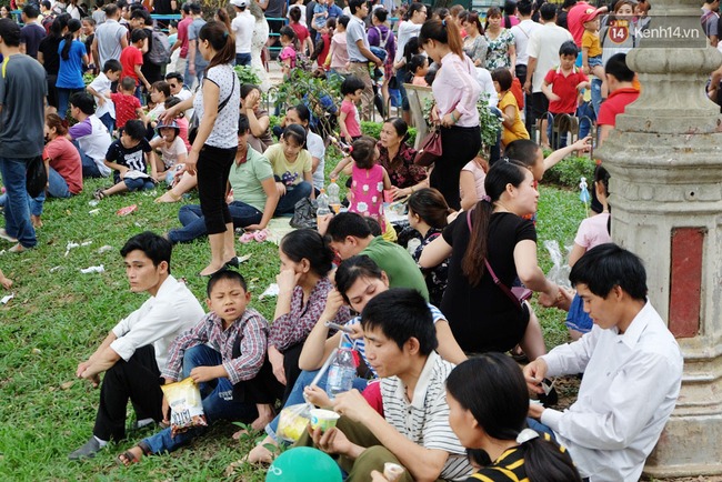 Hà Nội: Biển người chen chân ở vườn thú Thủ Lệ, ngồi la liệt trên bãi cỏ dịp nghỉ lễ 30/4 - Ảnh 19