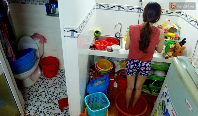 Đứng trong chậu nước nấu ăn, tự chế quạt phun nước... là cách SV ở trọ đối phó với cái nóng như lò thiêu ở Sài Gòn - Ảnh 9.