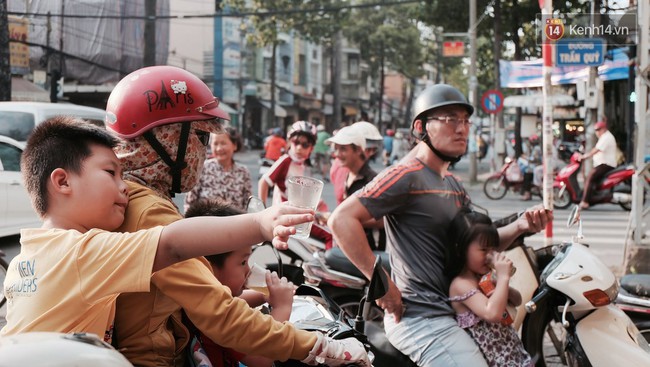 Ở Sài Gòn khi trời nóng, ai cũng muốn dừng xe để ghé uống ly nước sâm mát rượi - Ảnh 13.