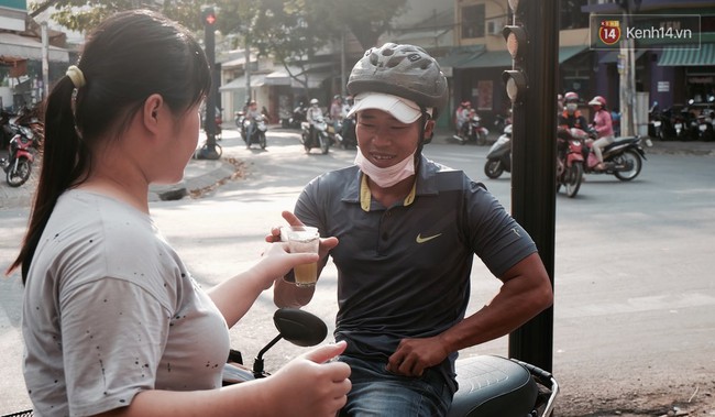 Ở Sài Gòn khi trời nóng, ai cũng muốn dừng xe để ghé uống ly nước sâm mát rượi - Ảnh 6.