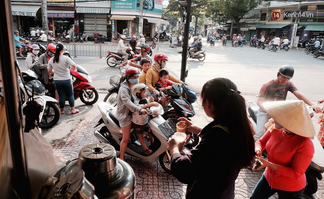 Ở Sài Gòn khi trời nóng, ai cũng muốn dừng xe để ghé uống ly nước sâm mát rượi - Ảnh 12.