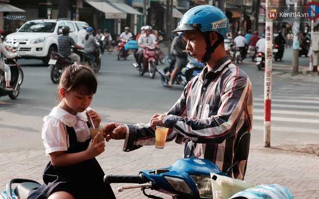 Ở Sài Gòn khi trời nóng, ai cũng muốn dừng xe để ghé uống ly nước sâm mát rượi - Ảnh 15.