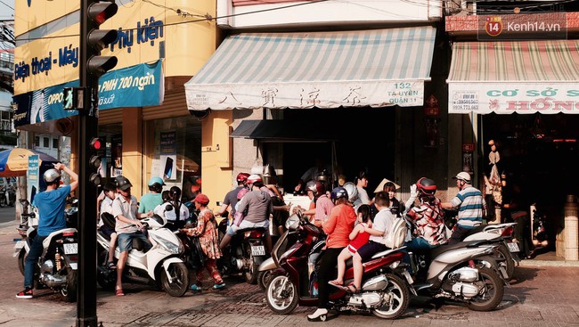 Ở Sài Gòn khi trời nóng, ai cũng muốn dừng xe để ghé uống ly nước sâm mát rượi - Ảnh 8.
