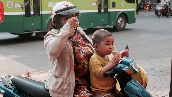 Ở Sài Gòn khi trời nóng, ai cũng muốn dừng xe để ghé uống ly nước sâm mát rượi - Ảnh 7.