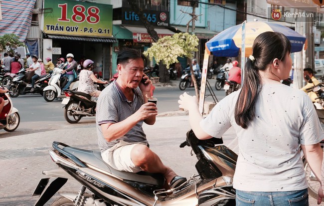 Ở Sài Gòn khi trời nóng, ai cũng muốn dừng xe để ghé uống ly nước sâm mát rượi - Ảnh 4.