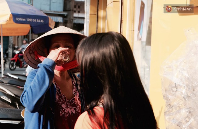 Ở Sài Gòn khi trời nóng, ai cũng muốn dừng xe để ghé uống ly nước sâm mát rượi - Ảnh 14.