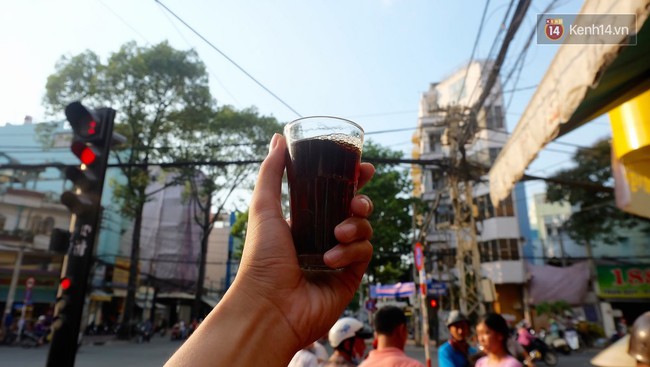Ở Sài Gòn khi trời nóng, ai cũng muốn dừng xe để ghé uống ly nước sâm mát rượi - Ảnh 10.