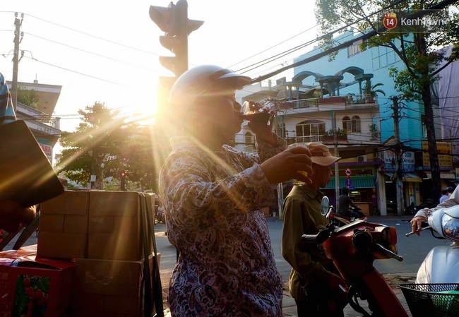 Ở Sài Gòn khi trời nóng, ai cũng muốn dừng xe để ghé uống ly nước sâm mát rượi - Ảnh 3.