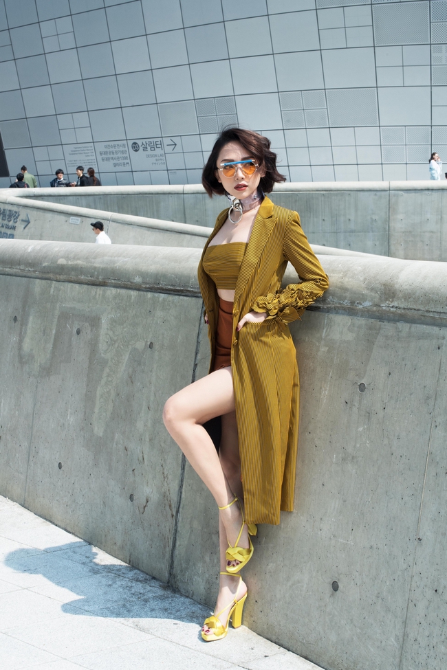 Seoul Fashion Week: Tóc Tiên diện mắt kính bút chì cực độc, khoe vẻ gợi cảm bên Kelbin Lei - Ảnh 9.