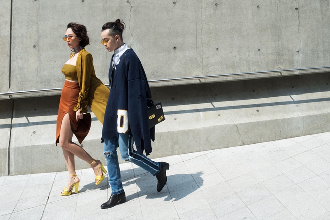 Seoul Fashion Week: Tóc Tiên diện mắt kính bút chì cực độc, khoe vẻ gợi cảm bên Kelbin Lei - Ảnh 3.