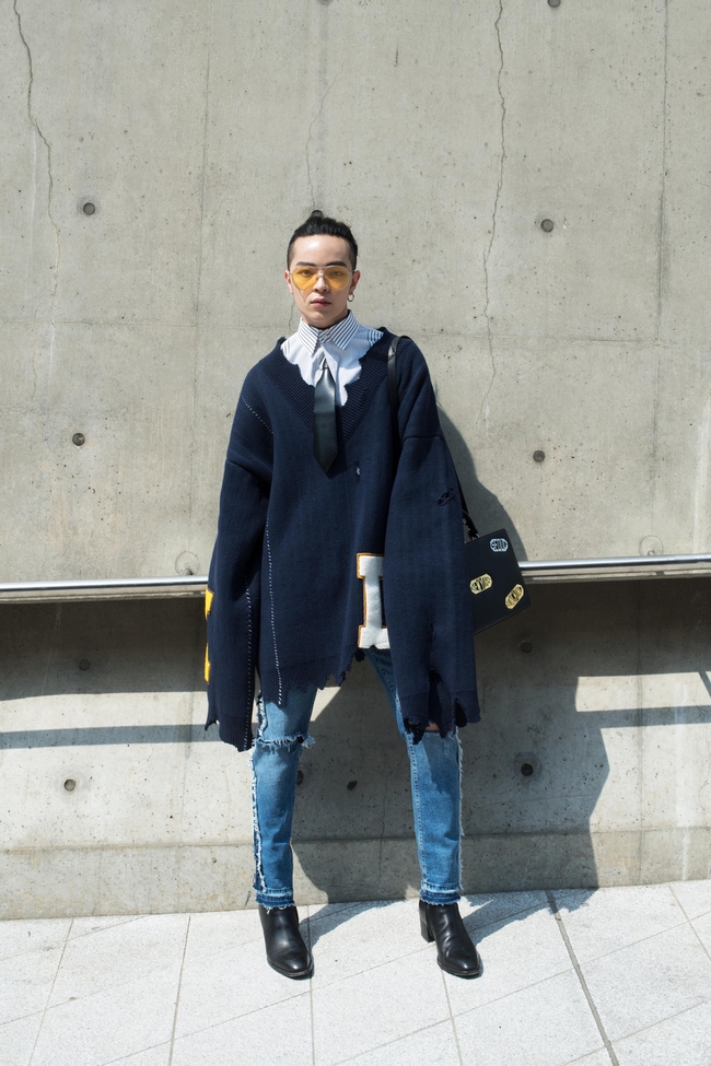 Seoul Fashion Week: Tóc Tiên diện mắt kính bút chì cực độc, khoe vẻ gợi cảm bên Kelbin Lei - Ảnh 13.