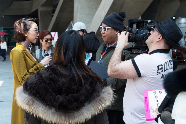 Seoul Fashion Week: Tóc Tiên diện mắt kính bút chì cực độc, khoe vẻ gợi cảm bên Kelbin Lei - Ảnh 12.