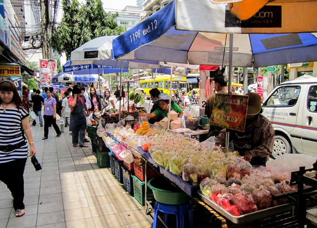 Bán hàng rong trên vỉa hè: Ở nước ngoài có quy định ra sao? - Ảnh 1.