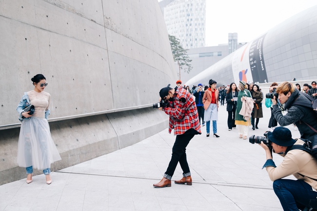 Seoul Fashion Week: Phí Phương Anh chơi lớn với set đồ Chanel đến 400 triệu đồng! - Ảnh 10.