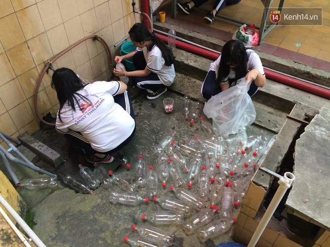 Thầy giáo ở Sài Gòn cùng học sinh biến chai nhựa thành đèn chiếu sáng cho những con hẻm nghèo - Ảnh 4.
