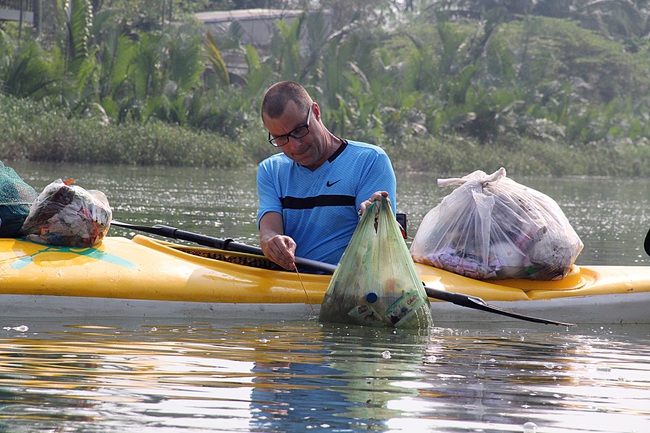 Nhiều người vô tư xả rác, còn khách Tây bỏ 10 USD để mua tour du lịch vớt rác trên sông Hoài, Hội An - Ảnh 14.