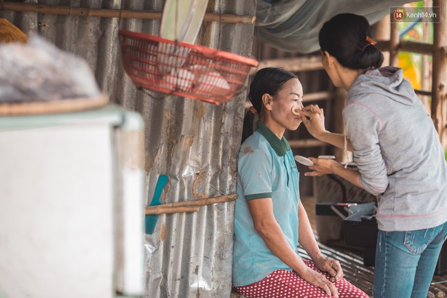 Túp lều lá trên đồi tràm và câu chuyện tình giản dị của hai vợ chồng khuyết tật ở Đồng Nai - Ảnh 10.