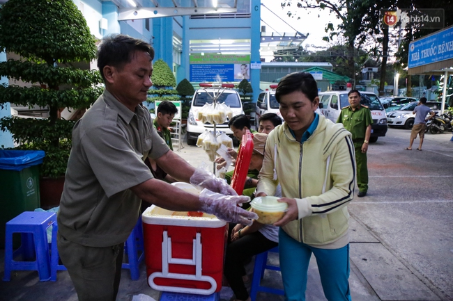 Hình ảnh ấm áp: Công an thức khuya dậy sớm nấu cháo phát miễn phí cho bệnh nhân nghèo ở Sài Gòn - Ảnh 15.