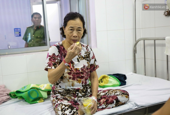 Hình ảnh ấm áp: Công an thức khuya dậy sớm nấu cháo phát miễn phí cho bệnh nhân nghèo ở Sài Gòn - Ảnh 18.