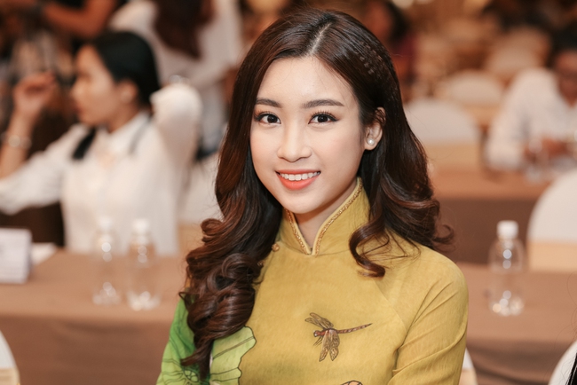 Hoa hậu Đỗ Mỹ Linh diện áo dài khoe nhan sắc trong họp báo - Ảnh 4.