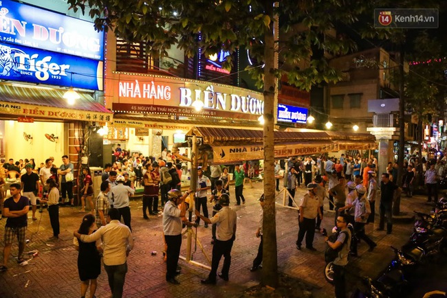 Hàng trăm khách nhậu ở Sài Gòn ngơ ngác khi lãnh đạo quận 1 đến đòi lại vỉa hè cho người đi bộ - Ảnh 3.