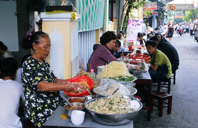 Quán mít trộn “Bà Già” nổi tiếng Đà Nẵng hơn 30 năm qua, khách phải chen chân mới có chỗ ngồi - Ảnh 11.