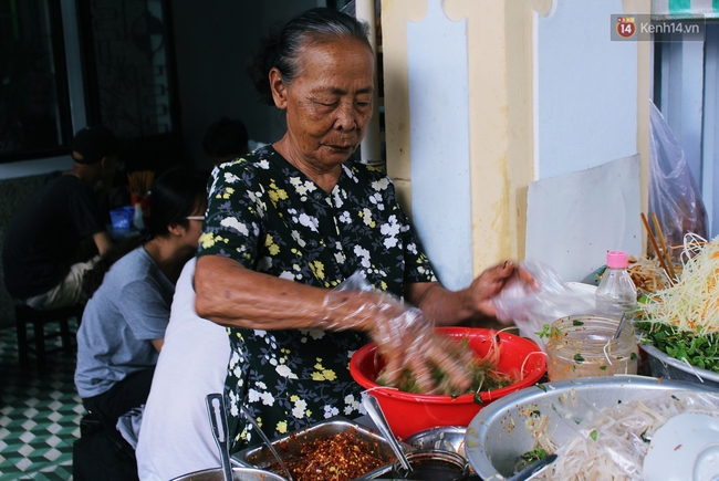 Quán mít trộn “Bà Già” nổi tiếng Đà Nẵng hơn 30 năm qua, khách phải chen chân mới có chỗ ngồi - Ảnh 1.