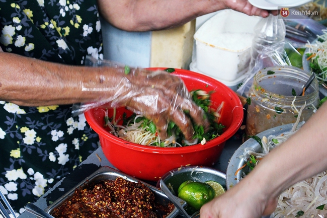 Quán mít trộn “Bà Già” nổi tiếng Đà Nẵng hơn 30 năm qua, khách phải chen chân mới có chỗ ngồi - Ảnh 13.