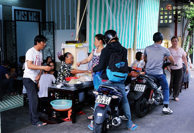 Quán mít trộn “Bà Già” nổi tiếng Đà Nẵng hơn 30 năm qua, khách phải chen chân mới có chỗ ngồi - Ảnh 9.