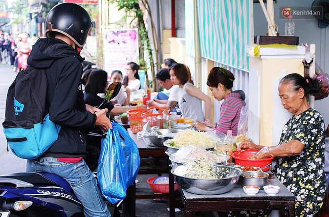 Quán mít trộn “Bà Già” nổi tiếng Đà Nẵng hơn 30 năm qua, khách phải chen chân mới có chỗ ngồi - Ảnh 3.